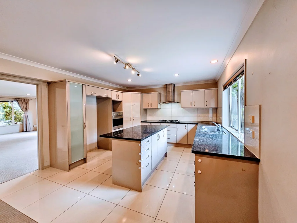 Spacious & Stylish 5-Bedroom Home for Rent in Flat Bush, Auckland!