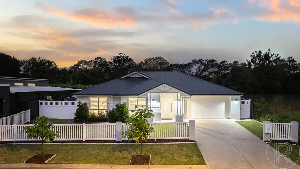 Palmwoods 4 Bedroom Luxury Family Retreat with Pool, Alfresco & Side Access
