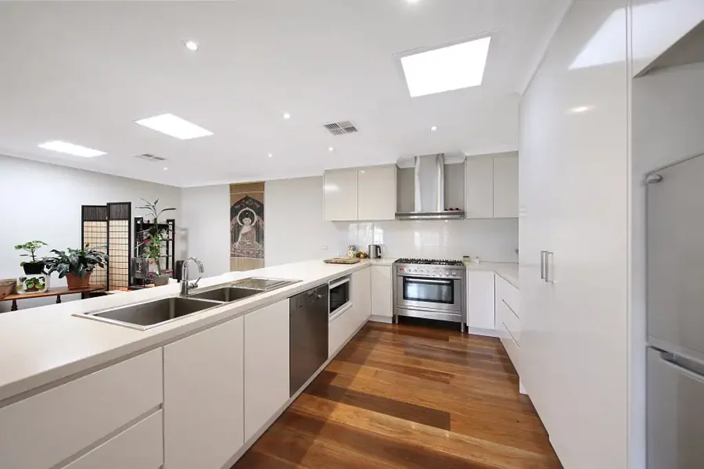 FIRST CLASS FAMILY LIVING IN A PERFECT LOCATION!