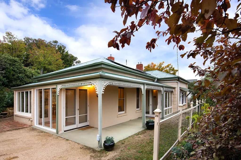 Castlemaine 3ห้องนอน Moorabool House – A Castlemaine Classic with Enduring Presence and Views.