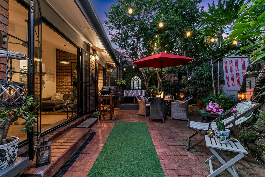 Indooroopilly 3部屋 LEAFY LIFESTYLE, WALKABILITY AND COURTYARD SERENITY