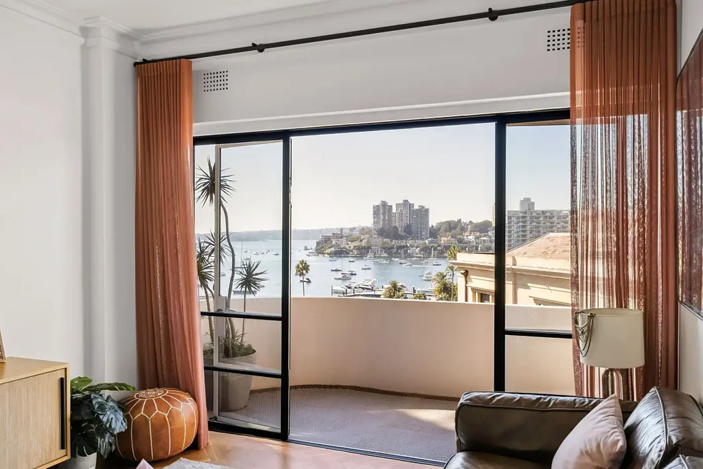 Elizabeth Bay 2 Bedroom High-end designer showpiece with NE-facing harbour views