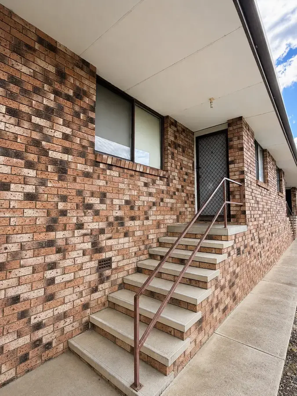 Low - Maintenance 2-Bedroom Unit in Convenient Location