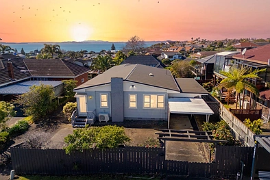 Bucklands Beach 5房  Walk to Macleans College Spacious Family Living