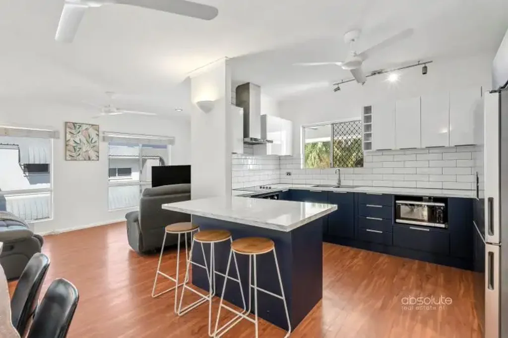 STYLISH TOWNHOUSE LIVING WITH PRIVATE LARGE SPA & ENTERTAINER'S DECK