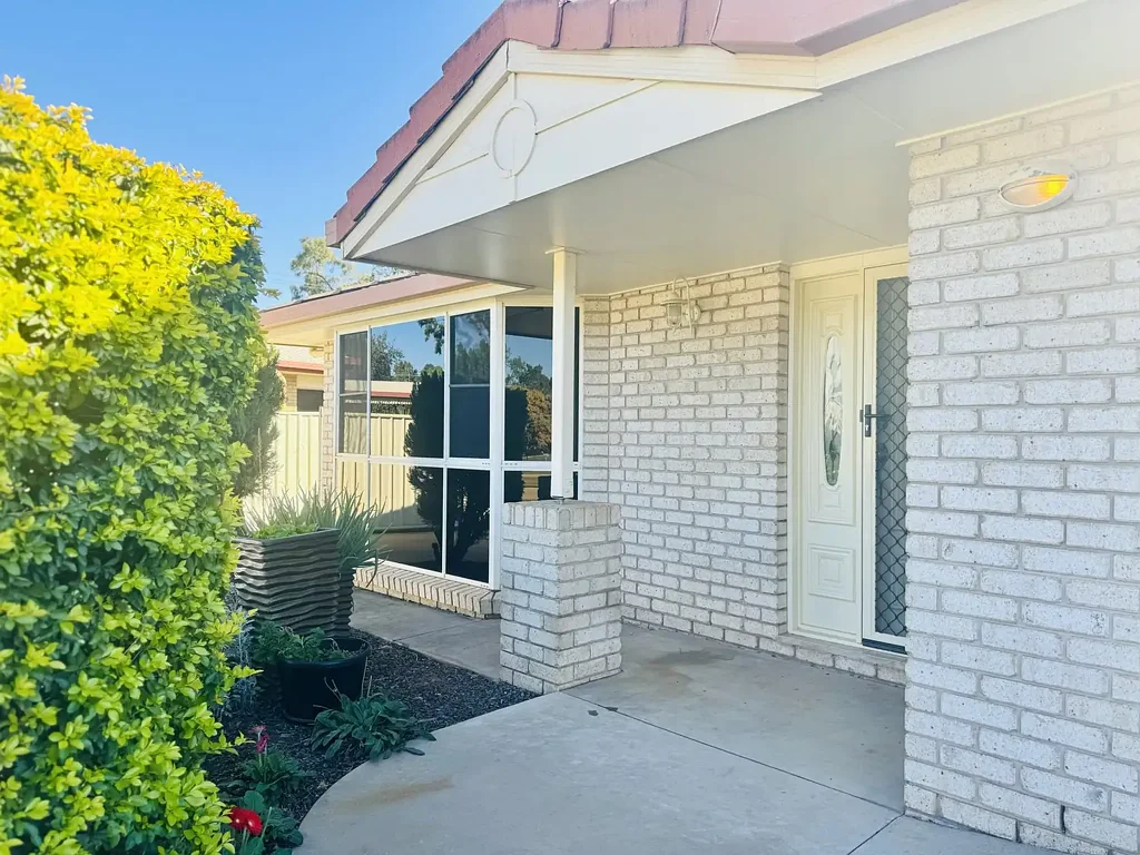 Moranbah 4房  IMPRESSIVE FAMILY HOME WITH MASSIVE POWERED SHED & COMPANY LEASE