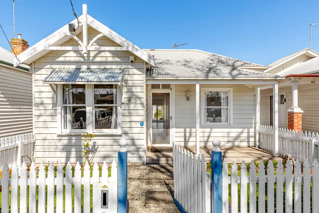 Ballarat Central 3房  Modern Three-Bedroom Entertainer's Dream Home for Sale in Ballarat CBD