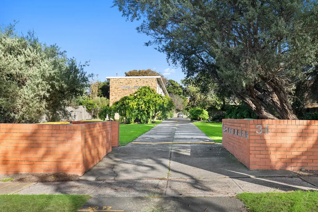 Frankston 2房 Frankston高区学区房 顶层两房公寓 海滨生活轻松享 短步即达滨水区CBD植物园 A Foreshore Lifestyle at a First-Home Price!