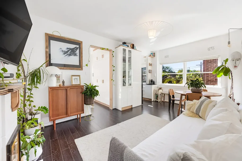 Bellevue Hill 3房 Art Deco风格 精美翻新 明亮开阔 石材厨房 邻近Bondi Beach 双湾双景 Timeless Art Deco Apartment with House-Sized Feel