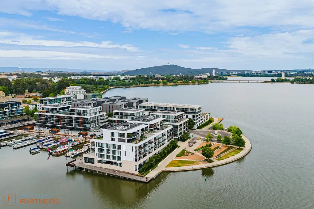 Kingston 3침실 Spacious Apartment Living with Stunning Lakeside Views