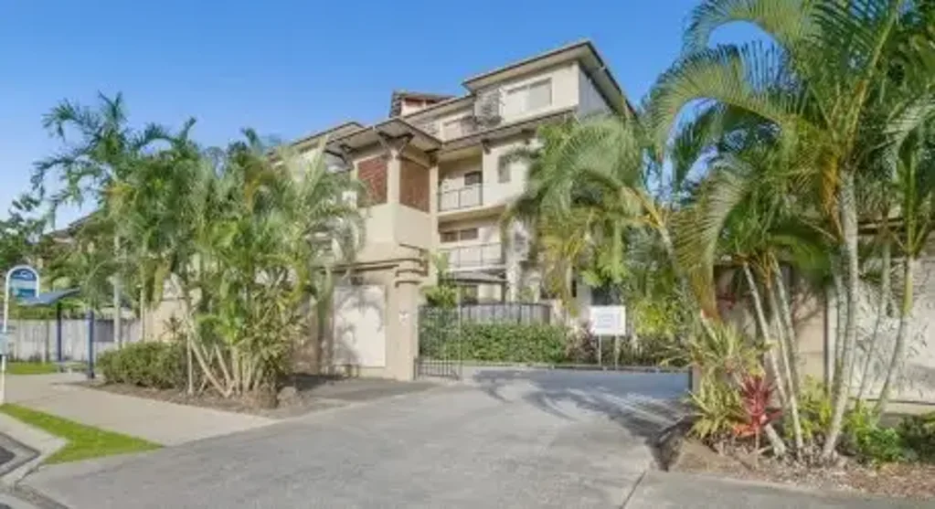 Spacious Top-Floor Apartment with Stunning Mountain Views