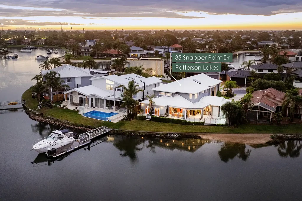 'Sea Breeze' Absolute Waterfront Luxury with Private Powered Jetty