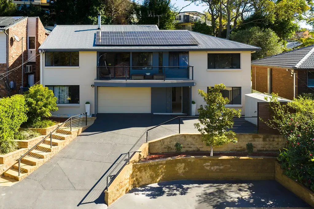 Gymea Bay 4房 Gymea湾宁静死胡同 626㎡阔绰地块 四卧家庭布局 室内泳池水疗 西向平缓后院 全屋现代配置 车位充裕 Spacious Family Sanctuary with Pool, Alfresco & Dual-Level Living