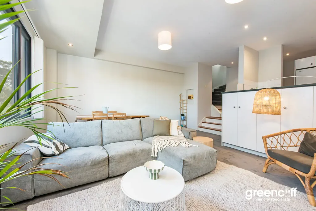 Surry Hills 2房 双层布局精巧 螺旋楼梯雅致 私人露台阔大 主卧直通浴缸俱全 厨房现代便捷 交通通达CBD Dual-Level Two-Bedroom with Expansive Private Terrace