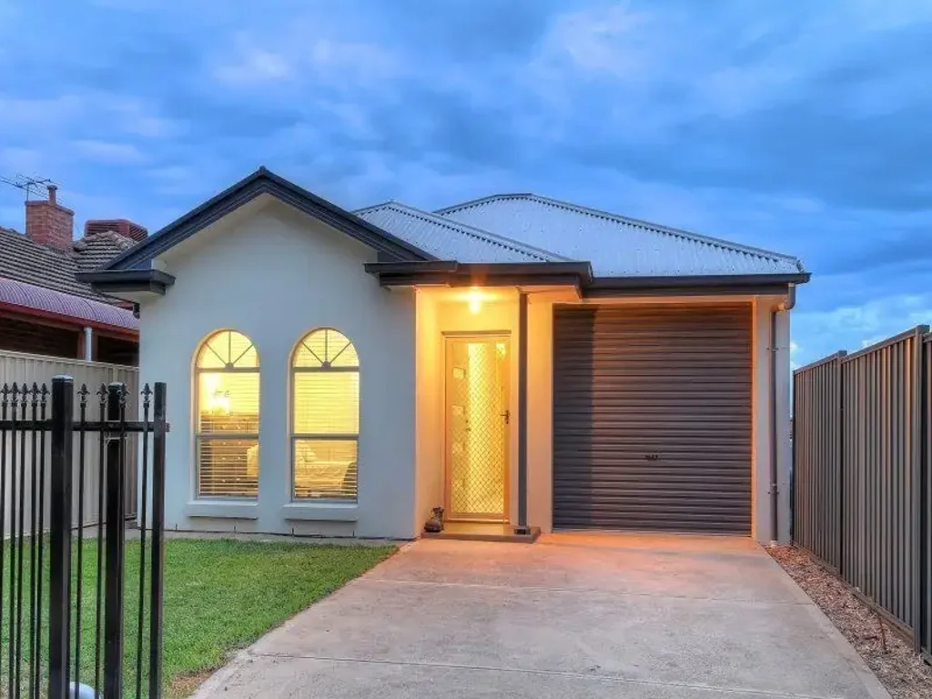 Modern Spacious Courtyard Home!