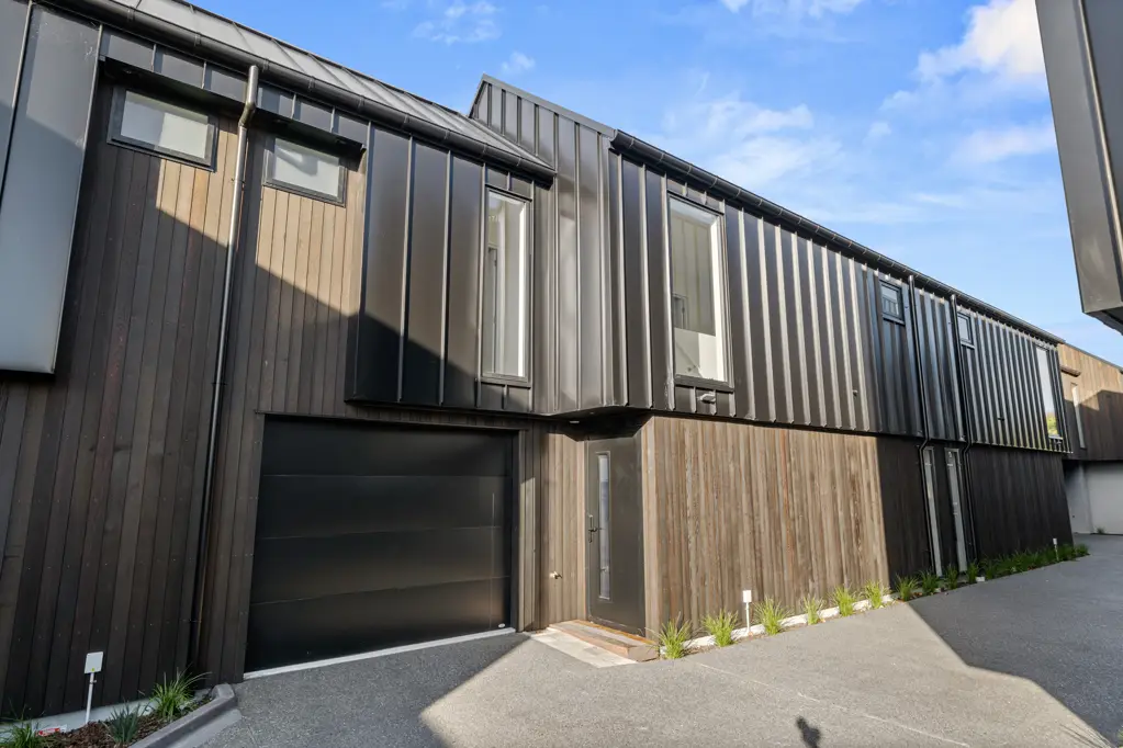 Saint Albans 3 Bedroom Secure, sunny and set back from the street