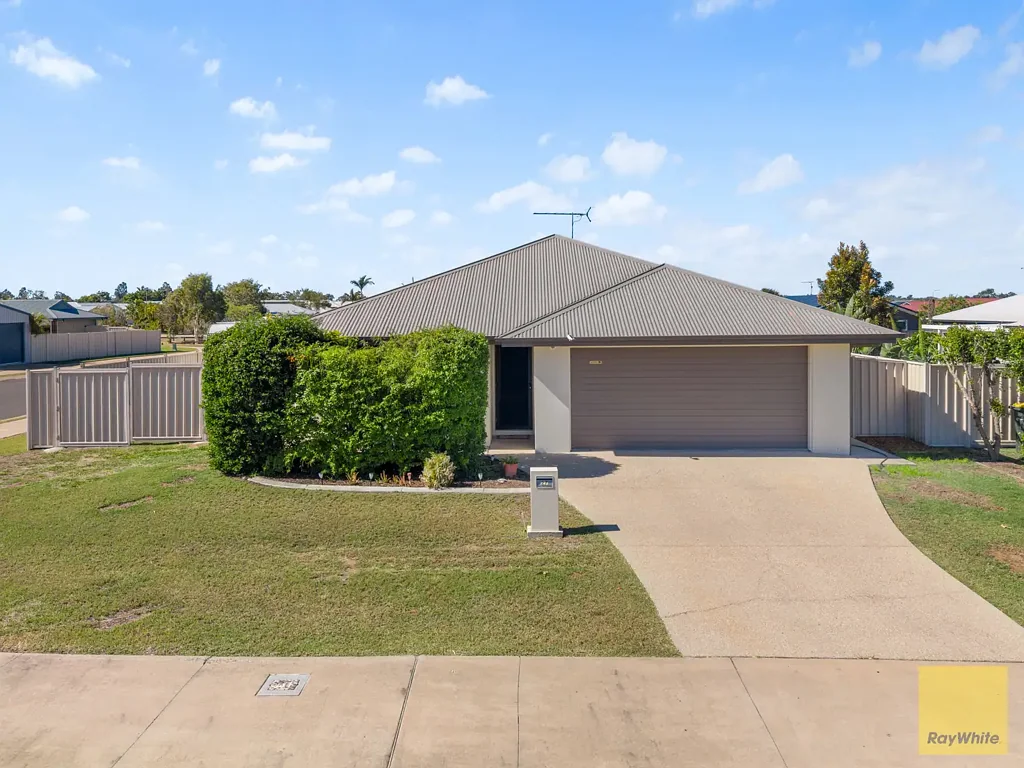 Emerald 4Habitaciones IMMACULATE LOW SET BRICK HOME IN FLOOD FREE LOCATION