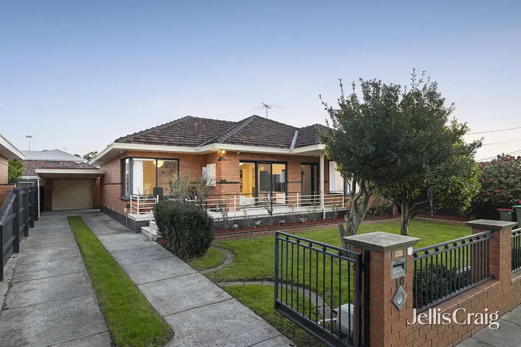 Bentleigh East 4ਬੈੱਡਰੂਮ Timeless family qualities at prime location
