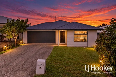 Bellbird Park 5Kwarto Five Bedrooms, Big Backyard & Plenty of Room to Make a Splash!