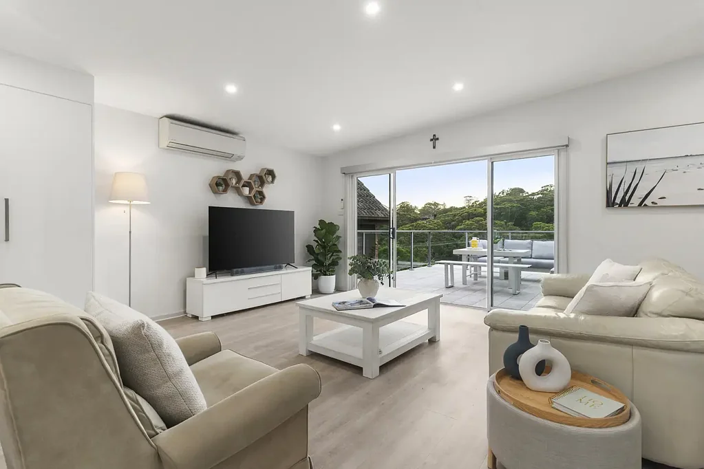 Gymea 7房 Gymea Bay景观 双主卧套间 宽敞七卧 家庭后院 双车库 双居住潜力 Dual-Occupancy Residence