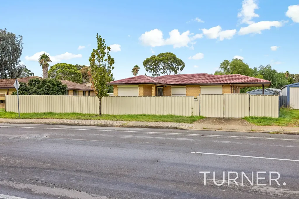 Spacious Family Home Opposite Reserve