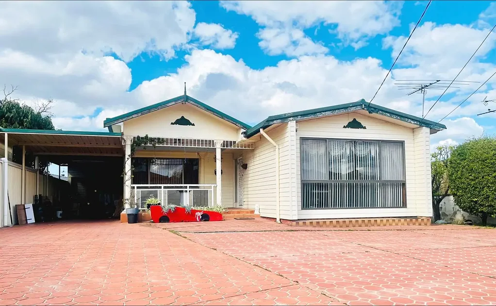 3 BEDROOM SPACIOUS HOME CLOSED TO CABRAMATTA SHOPS