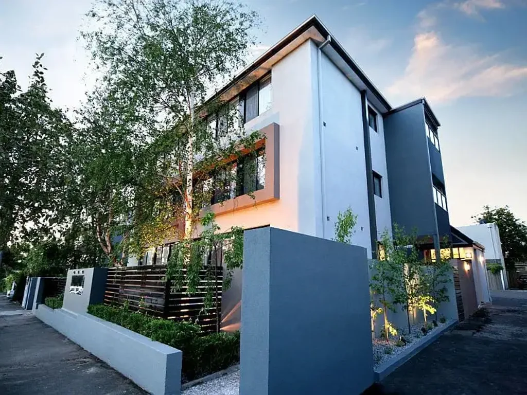 2 BEDROOM FURNISHED GROUND FLOOR APARTMENT WITH GARDEN & COURTYARD