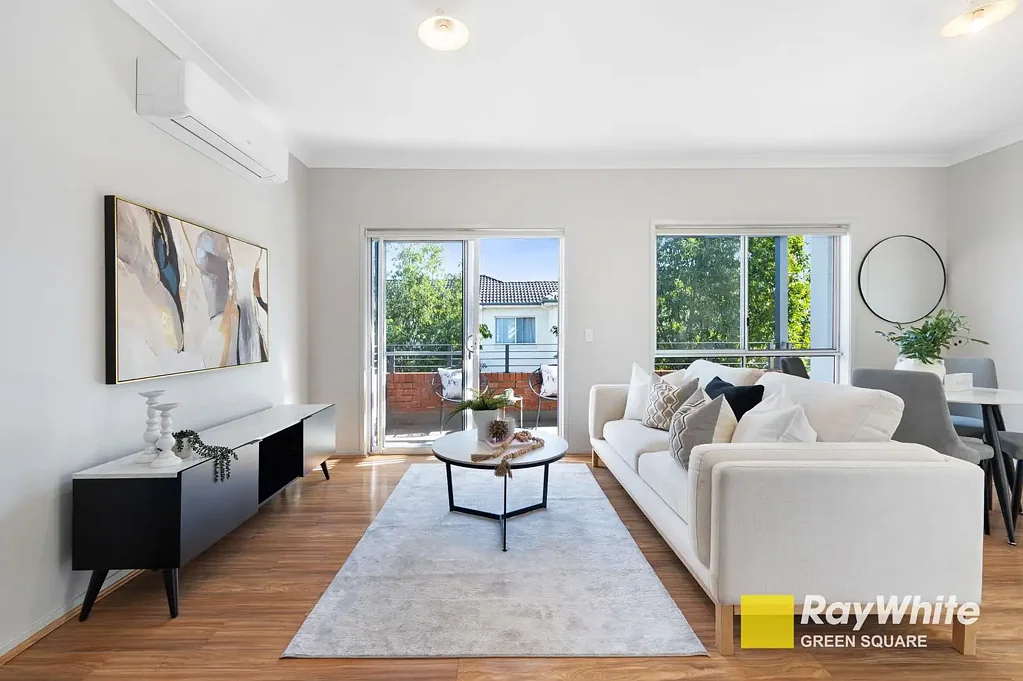 Auburn 2 Bedroom Charming Townhouse in Prime Location