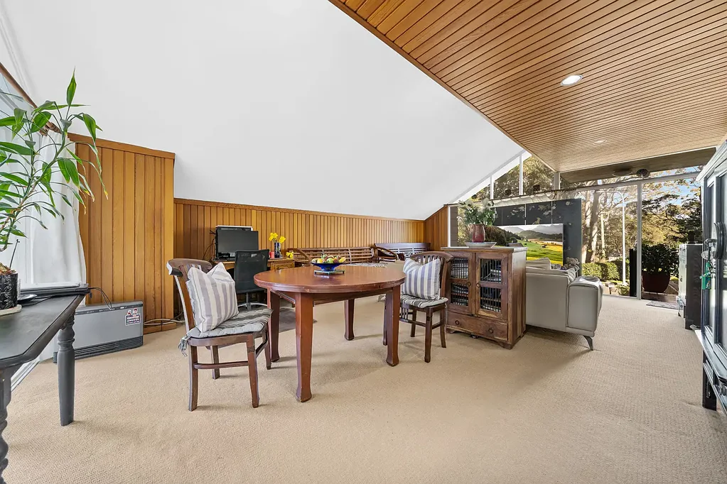 Wahroonga 4બેડરૂમ Timeless Family Home on a Prized Corner Block !