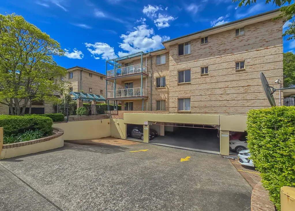 Parramatta 3房 帕拉马塔黄金地段 精装修3卧2卫 开放式布局 现代厨房 游泳池 阳台观景 步行商圈 学校环绕 交通便利 Spacious Urban Retreat in the Heart of Parramatta!!!!