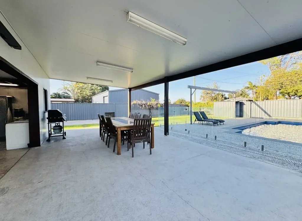 Moranbah 4બેડરૂમ INGROUND POOL, EXTRA HIGH SHED, BACK ACCESS, 4 BEDROOMS + ENSUITE +++