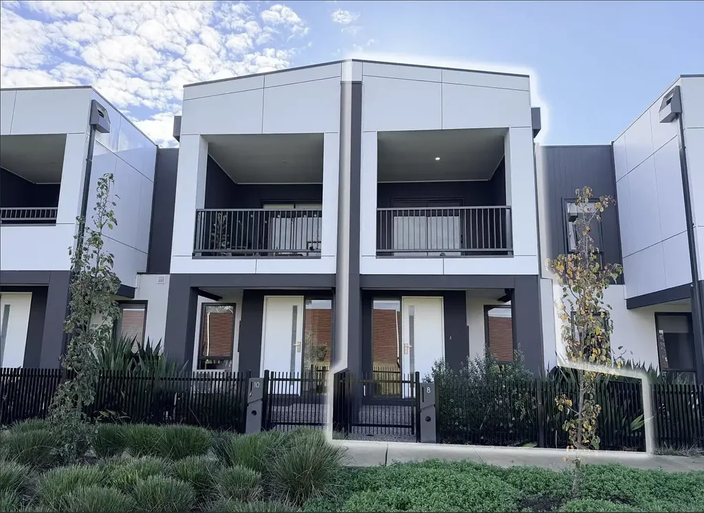 Modern Family Living in Prime Officer Location