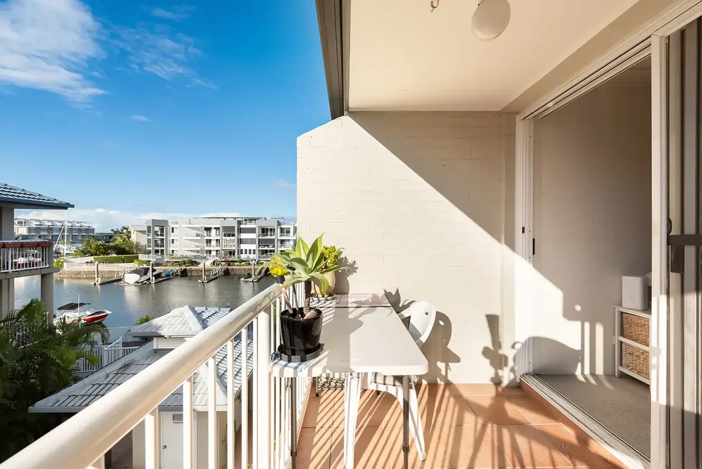 Runaway Bay 1Zimmer Positioned in a quiet complex right on the water