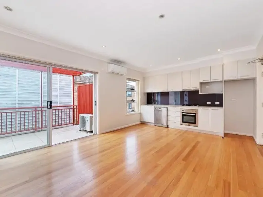 MODERN ONE BEDROOM WITH SECURE PARKING & STORAGE