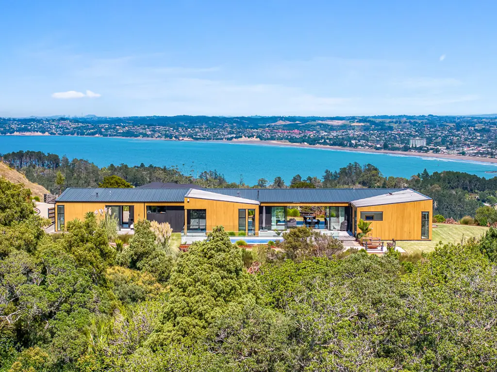 Waiwera 6房 每天在泳池与海景中醒来，坐拥Sky Tower美景——海岸高地上的单层奢居，让滨海梦想触手可及！ Life Looks Better From Here