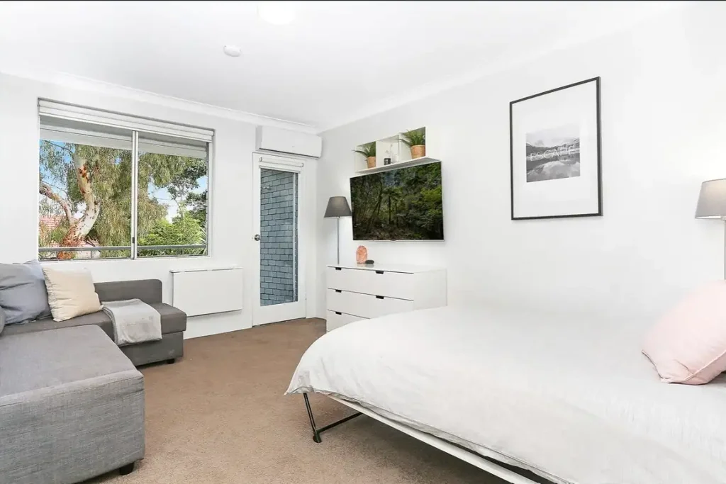 Lilyfield 明亮绿意精装公寓 开放式设计 舒适实用 良好厨房 私人阳台 瓷砖浴室 空调安全 FURNISHED AND PERFECTLY LOCATED INNER-WEST ENTRY LEVEL = Rental Potential approx. $21,000 per annum