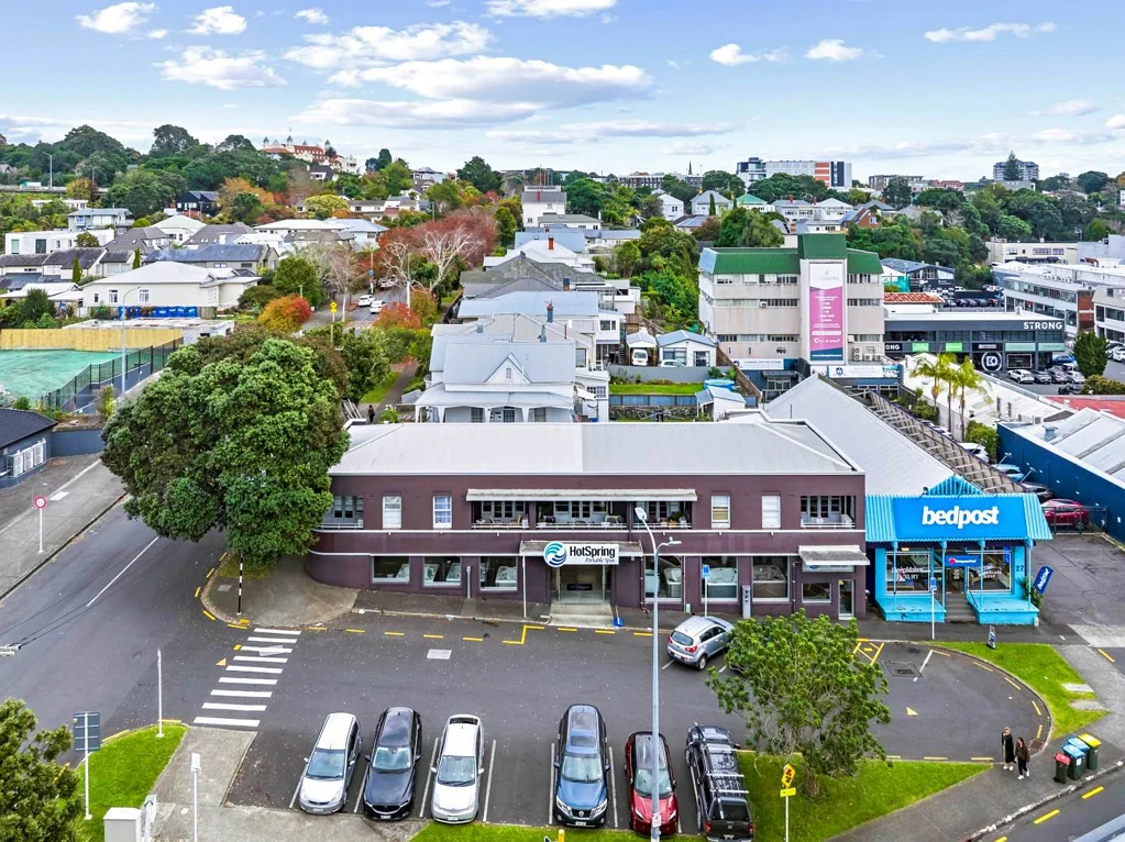Newmarket HIGH PROFILE NEWMARKET SHOWROOM