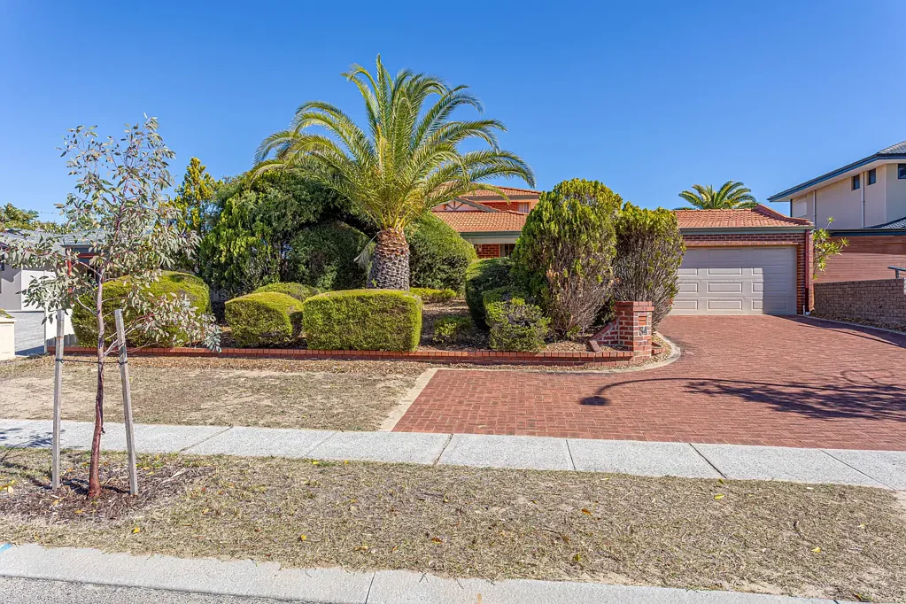 Mullaloo 4chambre Coastal Gem with Endless Potential in Mullaloo!