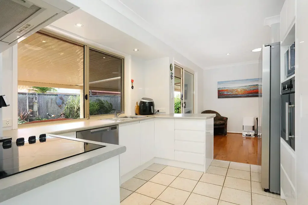 Coombabah 3ห้องนอน PRICE REDUCED VENDOR MEETS THE MARKET BOOK A VIEWING BEFORE ITS TOO LATE Beautiful Modern Villa in Coombabah’s Most Sought-After Pocket