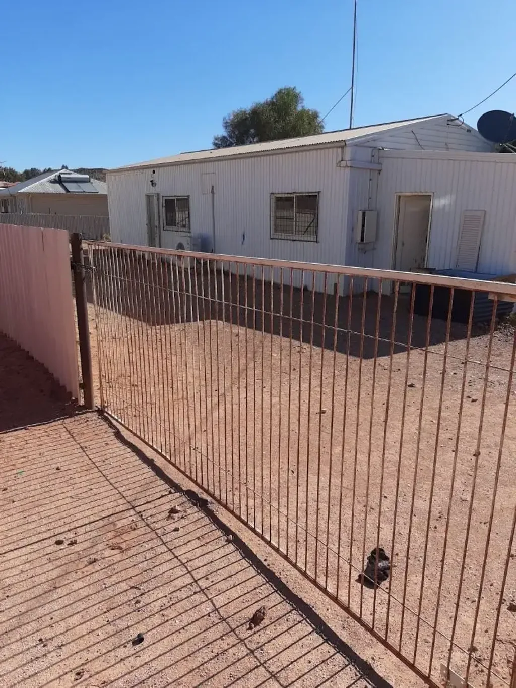Coober Pedy 4ਬੈੱਡਰੂਮ THREE BEDROOM HOME WITH DOUBLE CARPORT PLUS UTILITY ROOM
