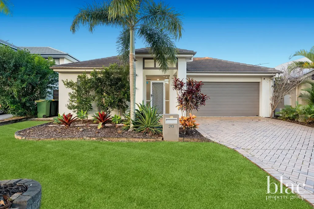 North Lakes 4 Bedroom Relaxed Living, Modern Touches, and a Pool to Match