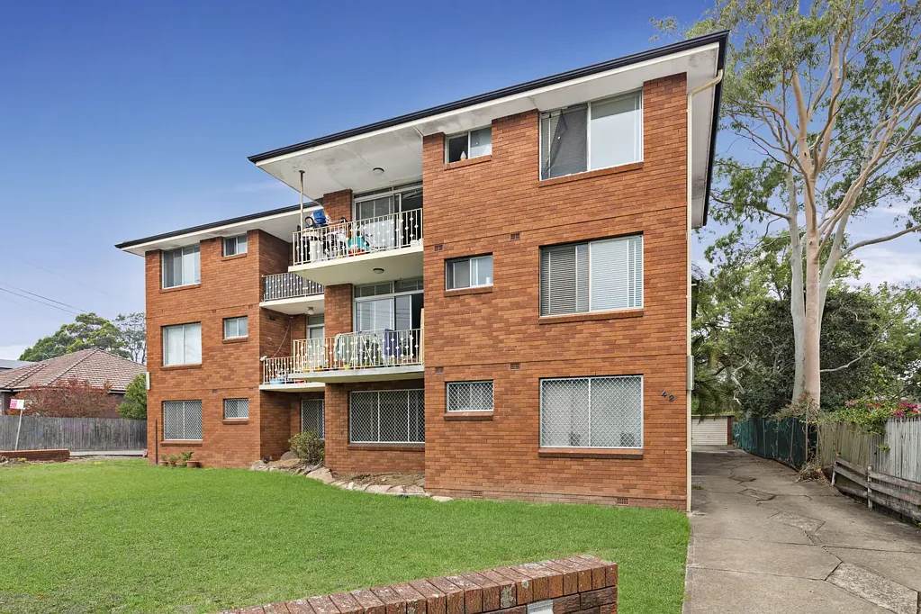 Spacious 2 Bedroom Apartment Conveniently Located!