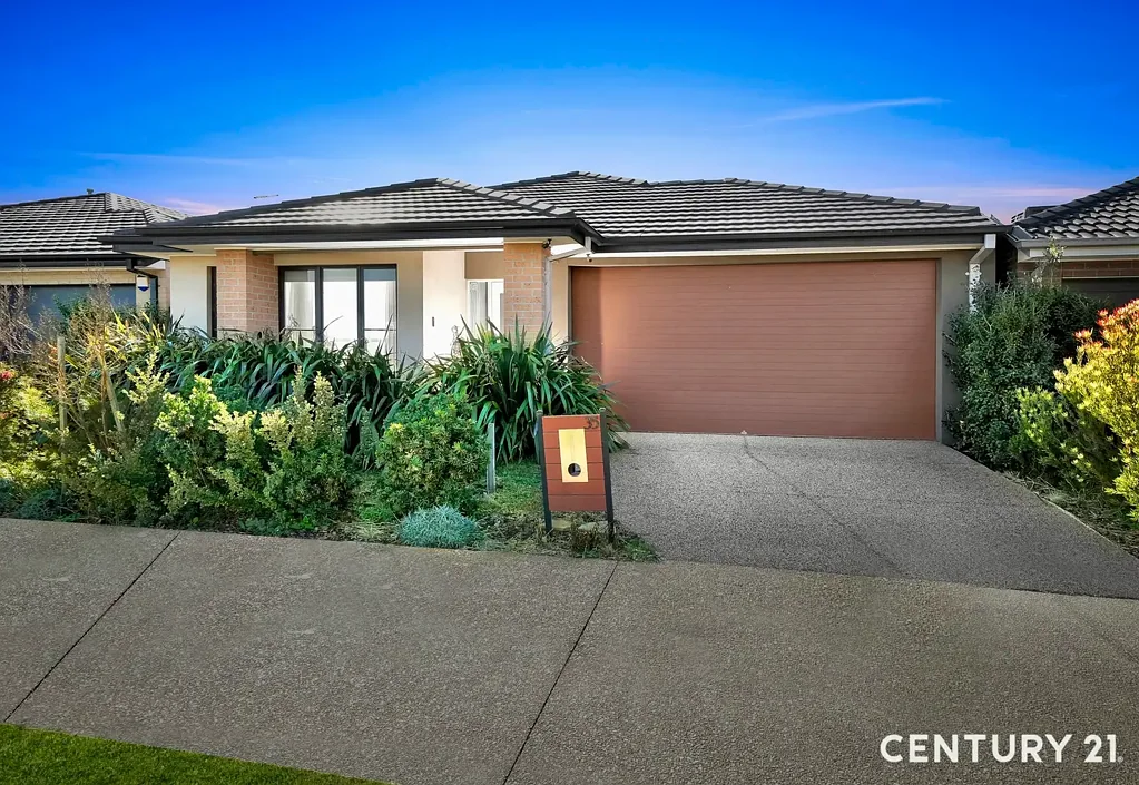 Walking distance to Shopping Centre!