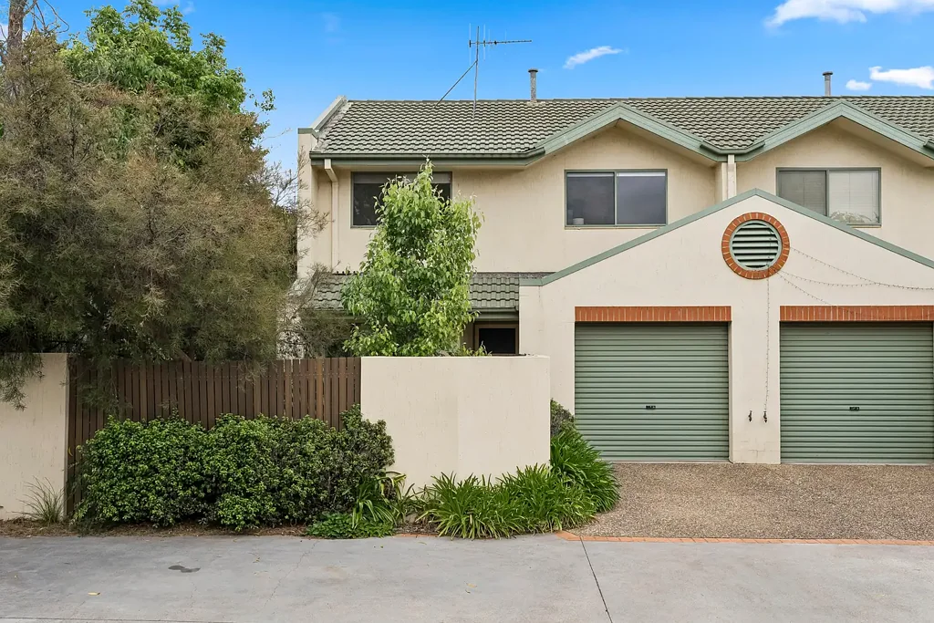 Watson 3ਬੈੱਡਰੂਮ Spacious Three-Bedroom Townhouse with Wraparound Outdoor Living