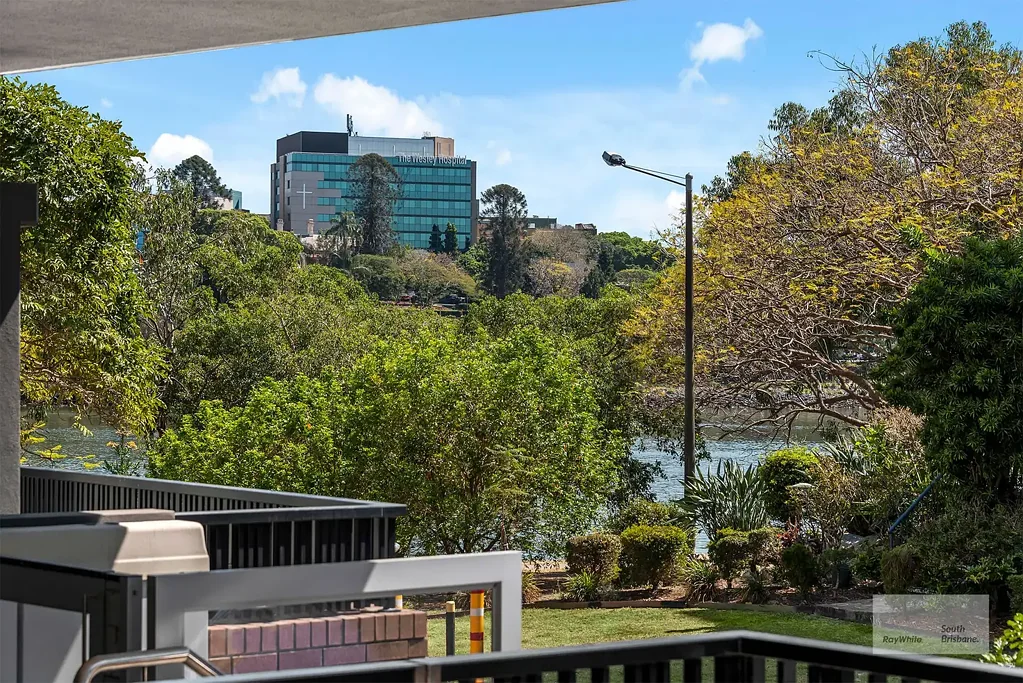 West End 2 Slaapkamer Large ground floor apartment in riverside locale