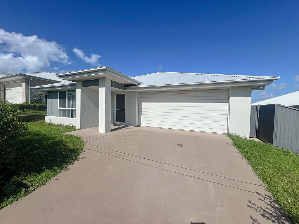 Spacious and Stylish 4 Bedroom Home In Rainbow Beach Estate