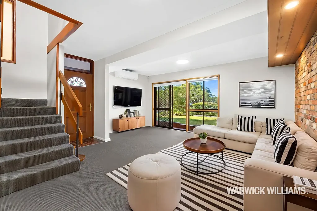 THREE-BEDROOM TOWNHOUSE WITH WRAP AROUND COURTYARD