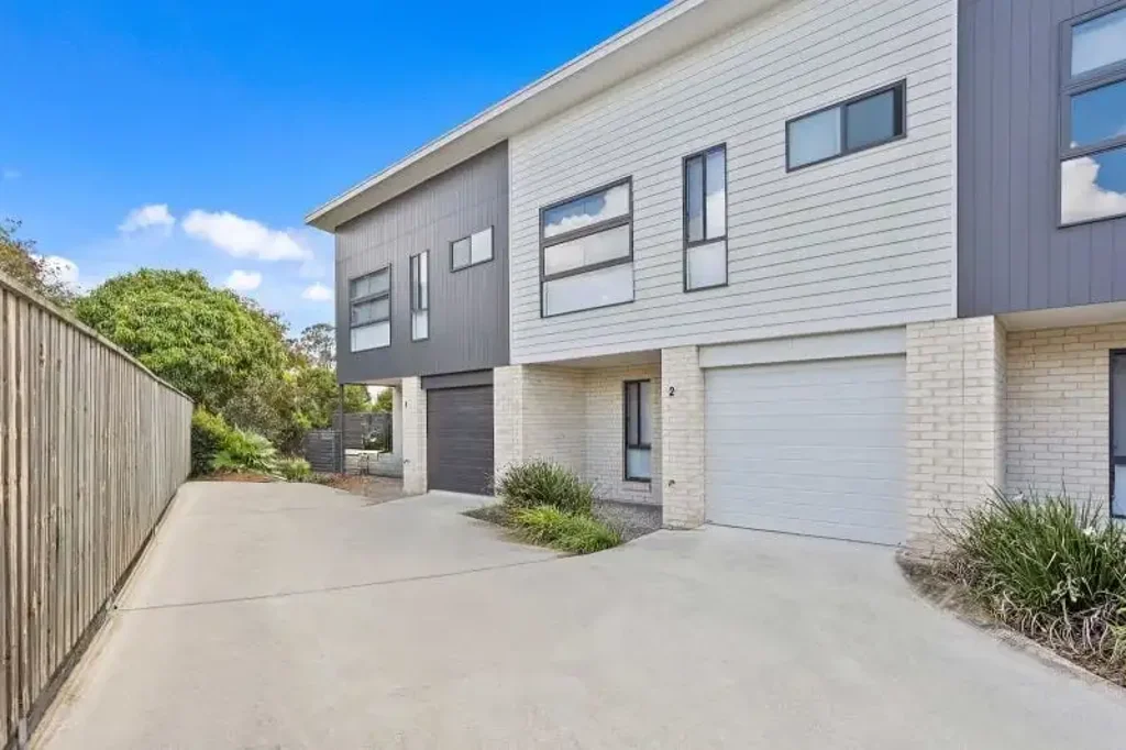 Strathpine 3房 现代化联排别墅 高需求地区 投资优质资产
建于2020年 154平方米 设计舒适功能齐全
安静维护良好区域 长期租户至2025年11月
三卧主卧带浴室 现代厨房 开放式起居区
专用书房角落 低维护露台 内进式单车库
位置优越 靠近中心区 公共交通 学校医疗设施 Modern Townhouse overlooking Parklands - INVITING ALL OFFERS