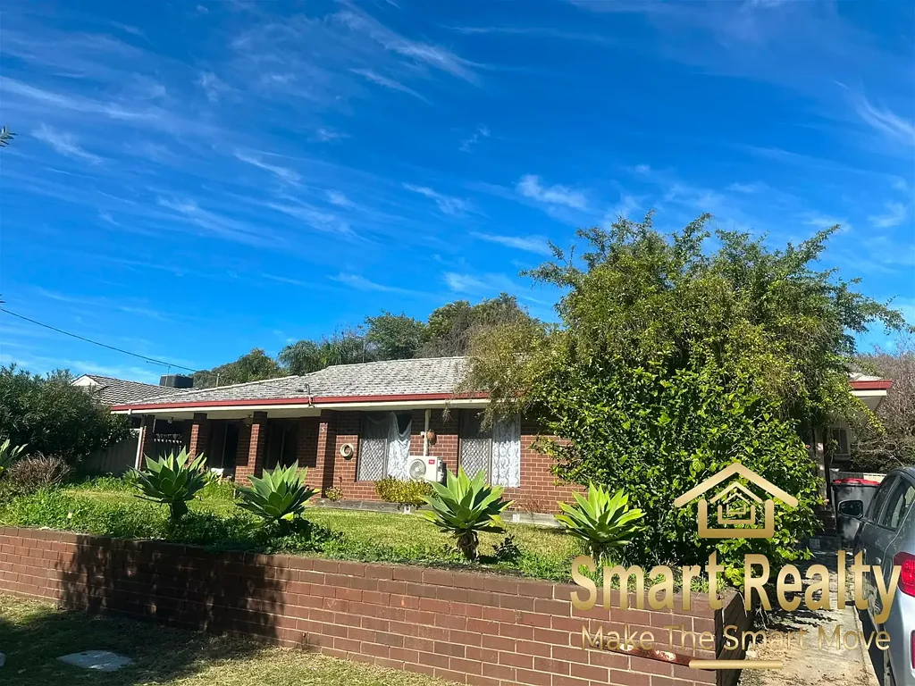 Spacious Family Living on a Huge 807sqm Block - Opposite Kingsley Primary School!