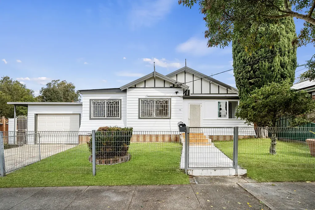 Lidcombe 5Habitaciones Sunny North Facing Corner Block With Loads Of Potential